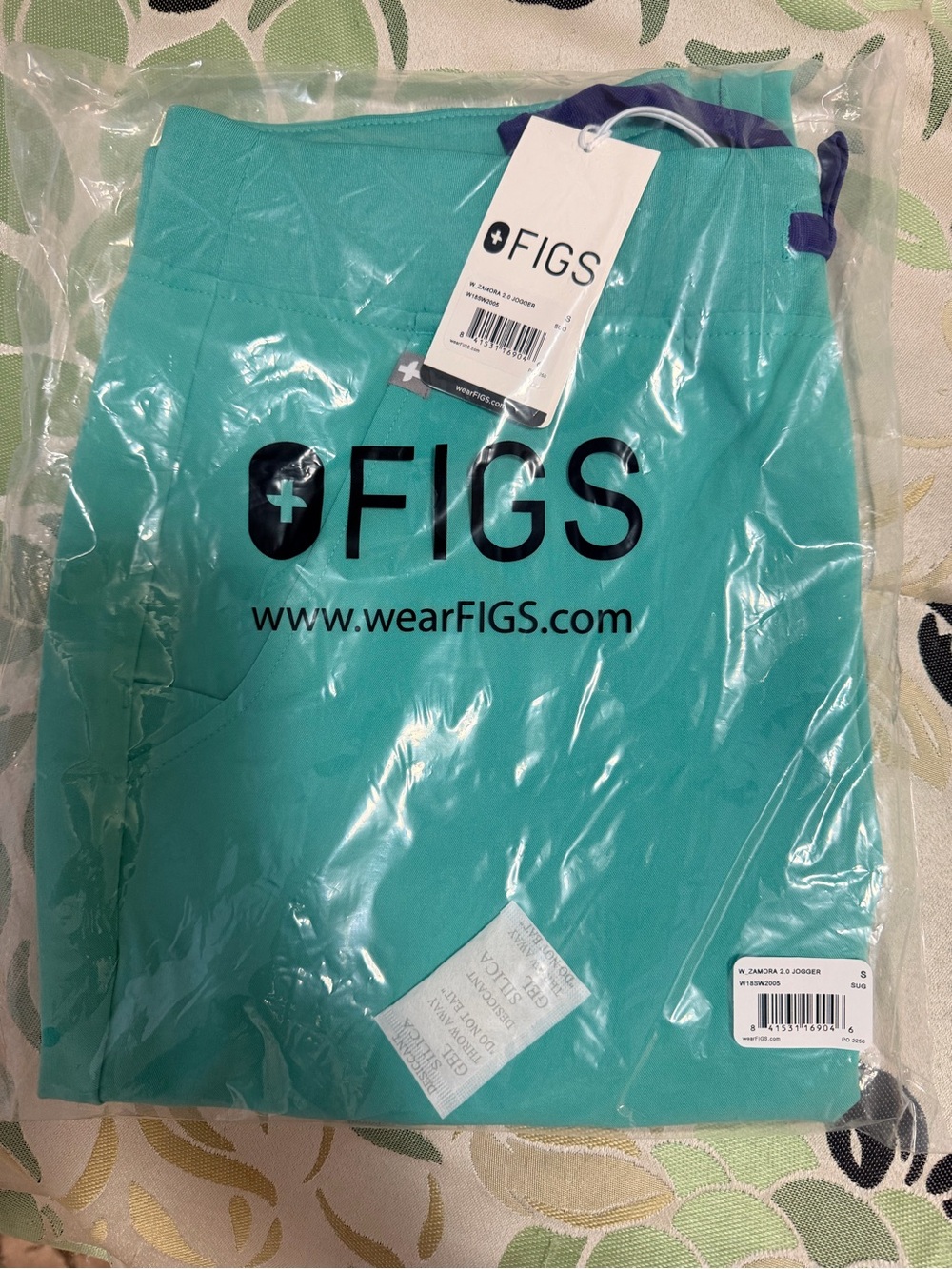 BNWT Figs Surgical Green Catarina Top and Zamora
Joggers Women's Scrubs Set S - Picture 4 of 6